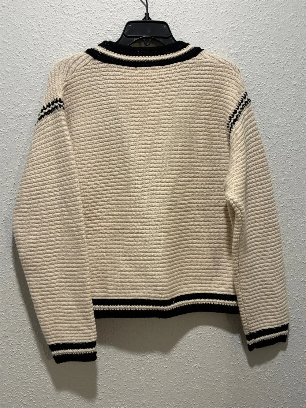 Heartloom cream V-neck cardigan with black trim - Picture 3 of 4